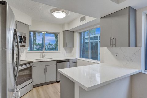 House in Dania Beach, Florida 3 bedrooms, 141.77 sq.m. № 1933589 - photo 27