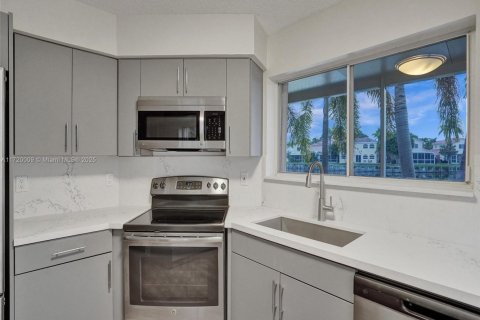 House in Dania Beach, Florida 3 bedrooms, 141.77 sq.m. № 1933589 - photo 29