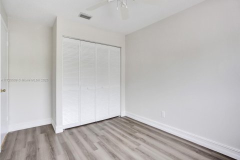 House in Dania Beach, Florida 3 bedrooms, 141.77 sq.m. № 1933589 - photo 25