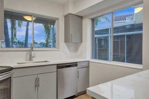 House in Dania Beach, Florida 3 bedrooms, 141.77 sq.m. № 1933589 - photo 28