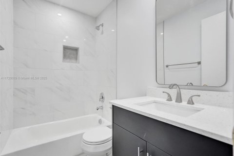 House in Dania Beach, Florida 3 bedrooms, 141.77 sq.m. № 1933589 - photo 21