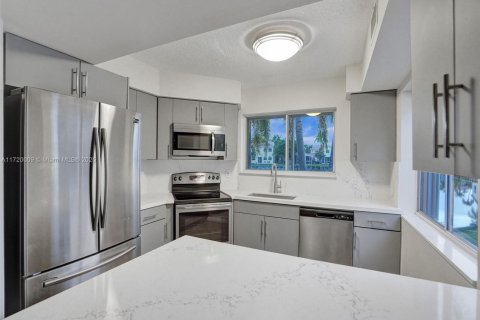 House in Dania Beach, Florida 3 bedrooms, 141.77 sq.m. № 1933589 - photo 26