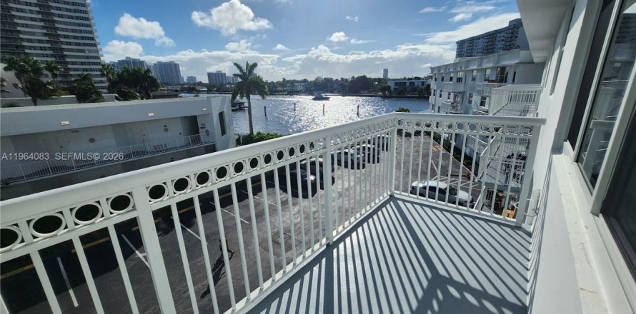 Condo in Hallandale Beach, Florida, 1 bedroom  № 2027194