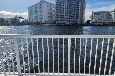 Condo in Hallandale Beach, Florida, 1 bedroom  № 2027194 - photo 7