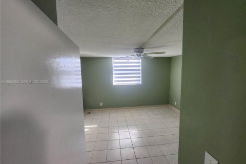 Condo in Hallandale Beach, Florida, 1 bedroom  № 2027194 - photo 15