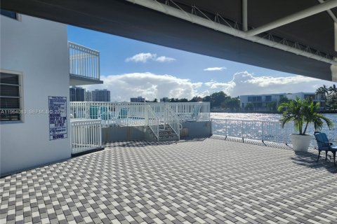Condo in Hallandale Beach, Florida, 1 bedroom  № 2027194 - photo 9