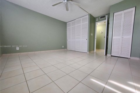 Condo in Hallandale Beach, Florida, 1 bedroom  № 2027194 - photo 16