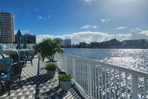 Condo in Hallandale Beach, Florida, 1 bedroom  № 2027194 - photo 8