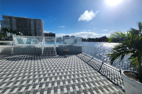 Condo in Hallandale Beach, Florida, 1 bedroom  № 2027194 - photo 12