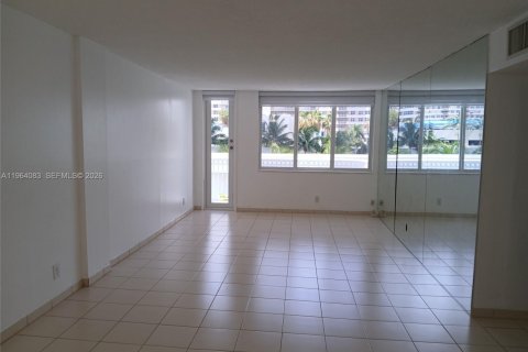 Condo in Hallandale Beach, Florida, 1 bedroom  № 2027194 - photo 4