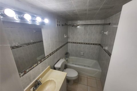 Condo in Hallandale Beach, Florida, 1 bedroom  № 2027194 - photo 14