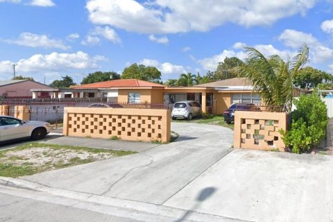 Casa en venta en Hialeah, Florida, 2 dormitorios, 195.75 m2 № 1874644 - foto 1
