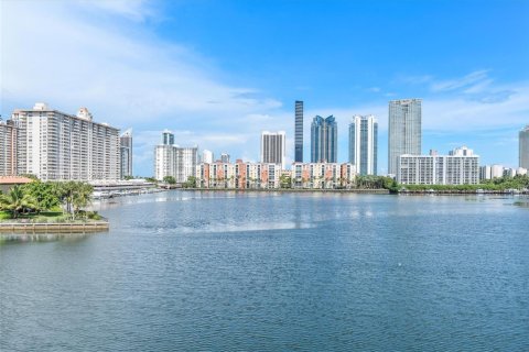 Condo in North Miami Beach, Florida, 2 bedrooms  № 1897179 - photo 17