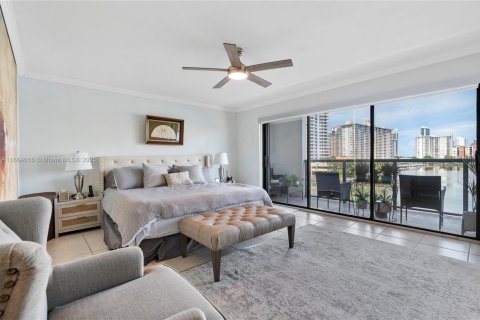 Condo in North Miami Beach, Florida, 2 bedrooms  № 1897179 - photo 12