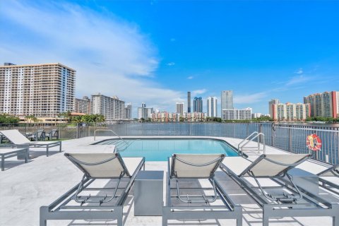 Condo in North Miami Beach, Florida, 2 bedrooms  № 1897179 - photo 25