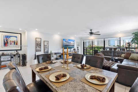 Condo in North Miami Beach, Florida, 2 bedrooms  № 1897179 - photo 9