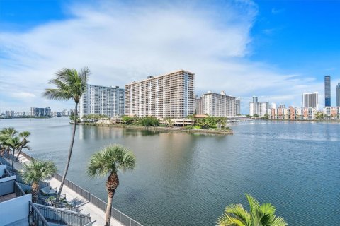 Condo in North Miami Beach, Florida, 2 bedrooms  № 1897179 - photo 18