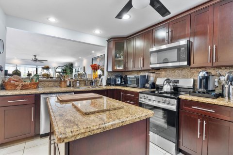 Condo in North Miami Beach, Florida, 2 bedrooms  № 1897179 - photo 7