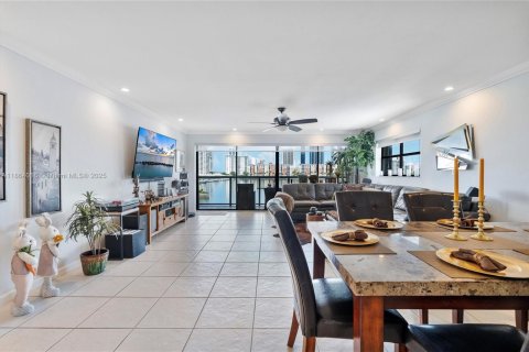 Condo in North Miami Beach, Florida, 2 bedrooms  № 1897179 - photo 2