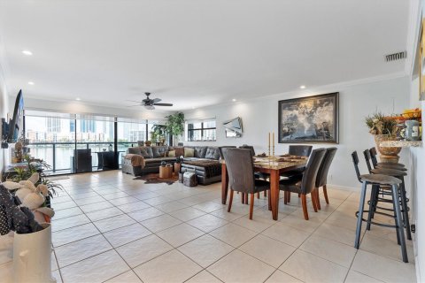 Condo in North Miami Beach, Florida, 2 bedrooms  № 1897179 - photo 4