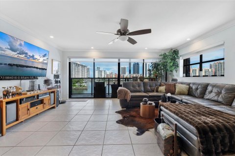 Condo in North Miami Beach, Florida, 2 bedrooms  № 1897179 - photo 3