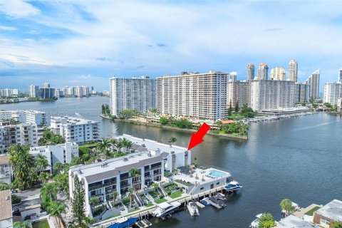 Condo in North Miami Beach, Florida, 2 bedrooms  № 1897179 - photo 29