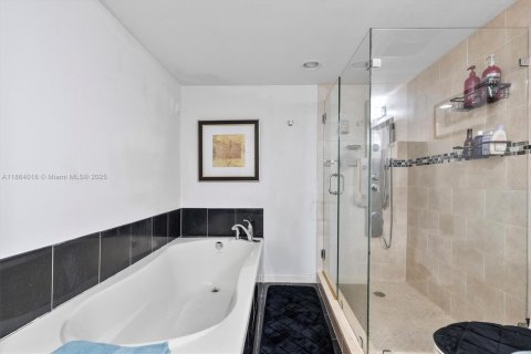 Condo in North Miami Beach, Florida, 2 bedrooms  № 1897179 - photo 14