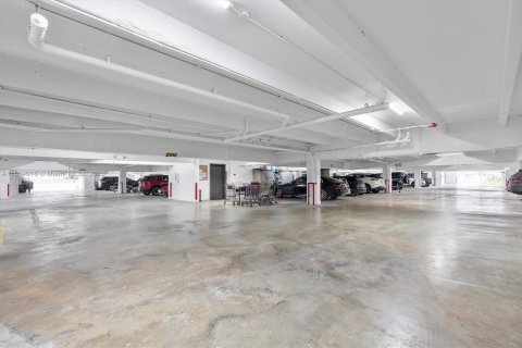 Condo in North Miami Beach, Florida, 2 bedrooms  № 1897179 - photo 19