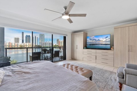 Condo in North Miami Beach, Florida, 2 bedrooms  № 1897179 - photo 13