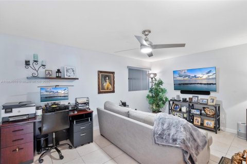 Condo in North Miami Beach, Florida, 2 bedrooms  № 1897179 - photo 10