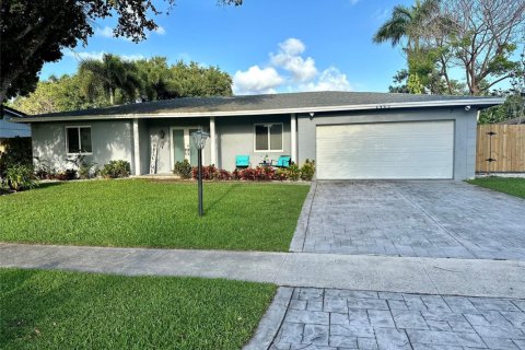 Casa en alquiler en Plantation, Florida, 4 dormitorios, 198.81 m2 № 1162076 - foto 1