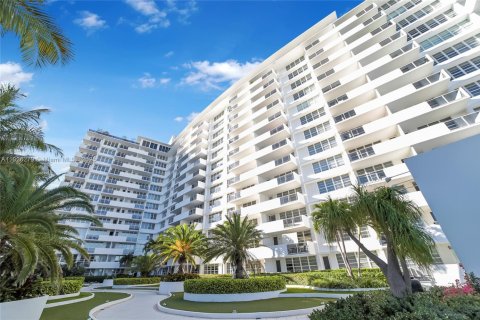 Condo in Miami Beach, Florida  № 2076709 - photo 14