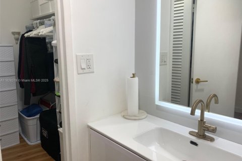 Condo in Miami Beach, Florida  № 2076709 - photo 12