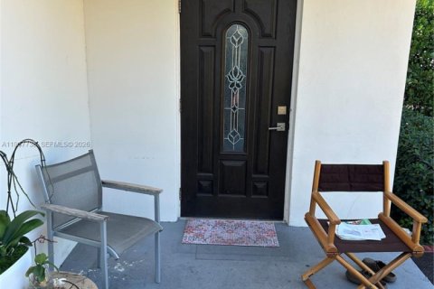 Снять в аренду виллу или дом в Норт-Майами, Флорида 3 спальни, 123.56м2, № 2029473 - фото 2