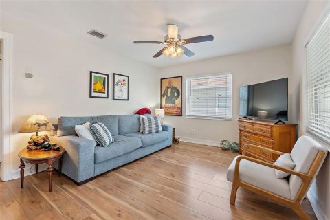 Casa en alquiler en Saint Petersburg, Florida, 3 dormitorios, 138.42 m2 № 1902158 - foto 5