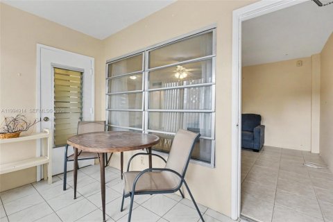 Condo in Hollywood, Florida, 1 bedroom  № 2058498 - photo 3