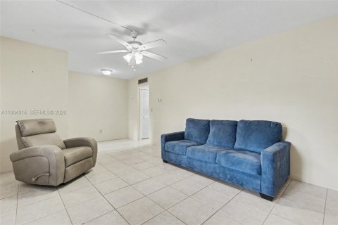 Condo in Hollywood, Florida, 1 bedroom  № 2058498 - photo 4