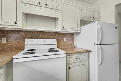 Condo in Hollywood, Florida, 1 bedroom  № 2058498 - photo 8