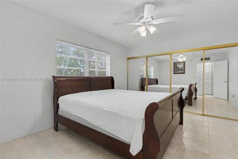 Condo in Hollywood, Florida, 1 bedroom  № 2058498 - photo 12