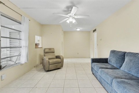 Condo in Hollywood, Florida, 1 bedroom  № 2058498 - photo 5