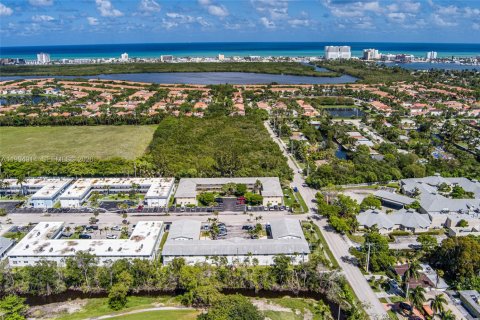Condo in Hollywood, Florida, 1 bedroom  № 2058498 - photo 25