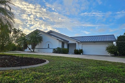 House in Punta Gorda, Florida 3 bedrooms, 160.81 sq.m. № 1020805 - photo 1