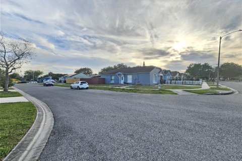 House in Orlando, Florida 4 bedrooms, 106 sq.m. № 1851668 - photo 3