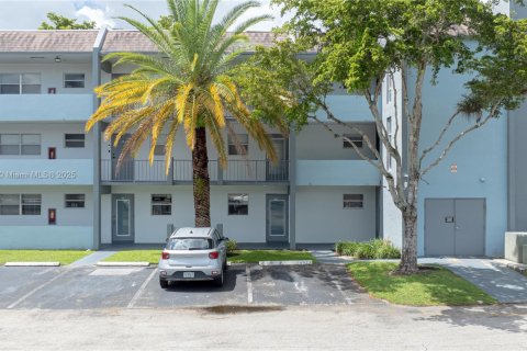 Condominio en venta en Tamarac, Florida, 1 dormitorio, 76.64 m2 № 2054563 - foto 12