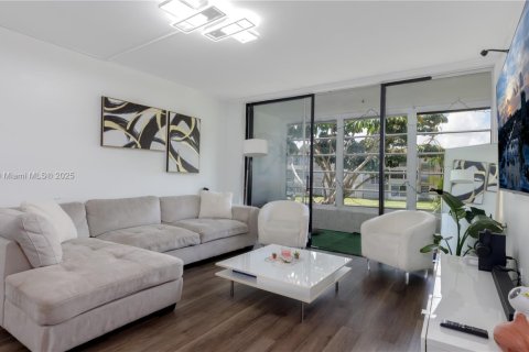 Condominio en Tamarac, Florida, 1 dormitorio  № 2054563