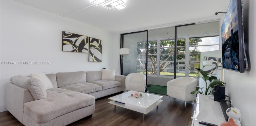 Condominio en Tamarac, Florida, 1 dormitorio  № 2054563