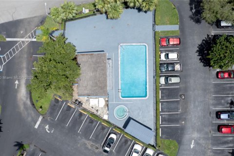 Condominio en venta en Tamarac, Florida, 1 dormitorio, 76.64 m2 № 2054563 - foto 13