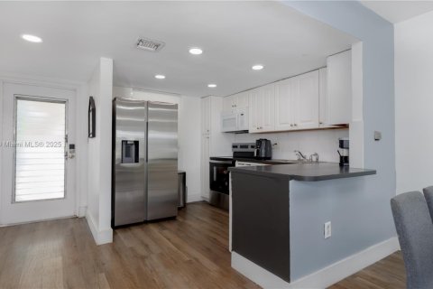 Condominio en venta en Tamarac, Florida, 1 dormitorio, 76.64 m2 № 2054563 - foto 4