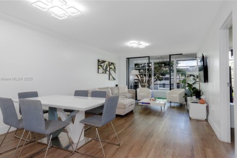 Condominio en venta en Tamarac, Florida, 1 dormitorio, 76.64 m2 № 2054563 - foto 5