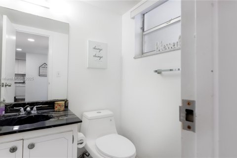 Condominio en venta en Tamarac, Florida, 1 dormitorio, 76.64 m2 № 2054563 - foto 9